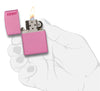 Widok z przodu zapalniczka Zippo Pink Matte model podstawowy z logo Zippo otwarta z płomieniem w stylizowanej dłoni