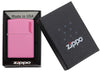 Widok z przodu zapalniczka Zippo Pink Matte model podstawowy z logo Zippo w otwartym opakowaniu prezentowym
