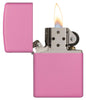Widok z przodu zapalniczka Zippo Pink Matte model podstawowy otwarta z płomieniem