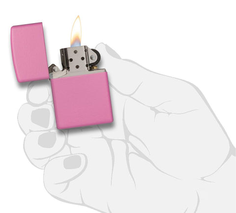 Widok z przodu zapalniczka Zippo Pink Matte model podstawowy otwarta z płomieniem w stylizowanej dłoni