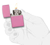 Widok z przodu zapalniczka Zippo Pink Matte model podstawowy otwarta z płomieniem w stylizowanej dłoni