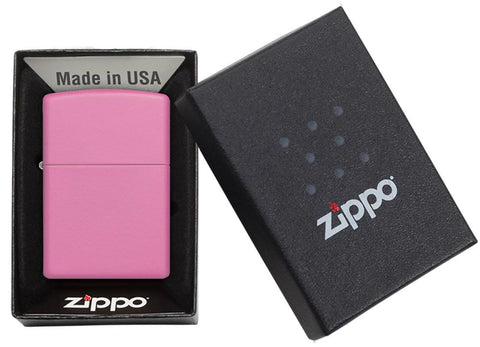 Widok z przodu zapalniczka Zippo Pink Matte model podstawowy w otwartym opakowaniu prezentowym