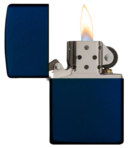 Widok z przodu zapalniczka Zippo Navy Blue Matte model podstawowy otwarta z płomieniem