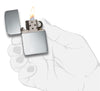 Zapalniczka Zippo 1941 Replika w srebrze próby 925 widok z przodu otwarty i zapalony w wysokiej polerowanego srebra optyki w stylizowanej dłoni
