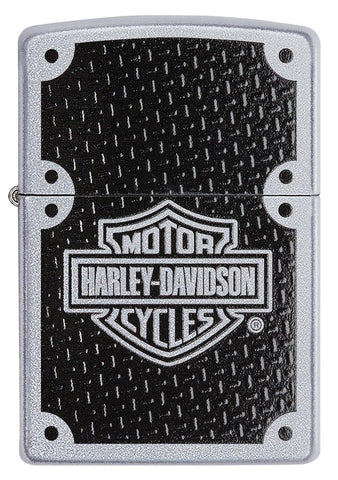Widok z przodu zapalniczka Zippo Satin Chrome z logo Harley-Davidson na czarnym tle