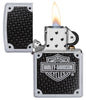 Widok z przodu zapalniczka Zippo Satin Chrome z logo Harley-Davidson na czarnym tle otwarta z płomieniem