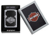 Widok z przodu zapalniczka Zippo Satin Chrome z logo Harley-Davidson na czarnym tle w otwartym opakowaniu prezentowym