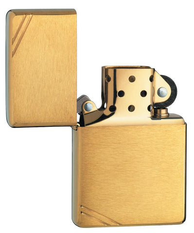 Widok z przodu zapalniczka Zippo Vintage Brass Brushed z ozdobnymi ukośnymi kreskami w obu narożnikach otwarta