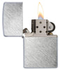 Widok z przodu zapalniczka Zippo Herringbone Sweep model podstawowy otwarta z płomieniem