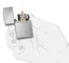 Widok z przodu zapalniczka Zippo Herringbone Sweep model podstawowy otwarta z płomieniem w stylizowanej dłoni