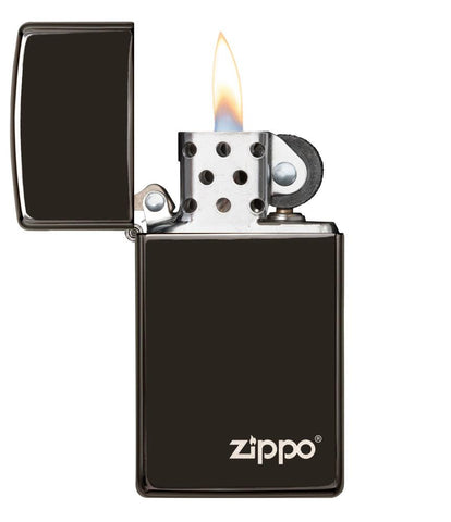 Widok z przodu zapalniczka Zippo Slim High Polish Chrome czarny model podstawowy z logo Zippo otwarta z płomieniem