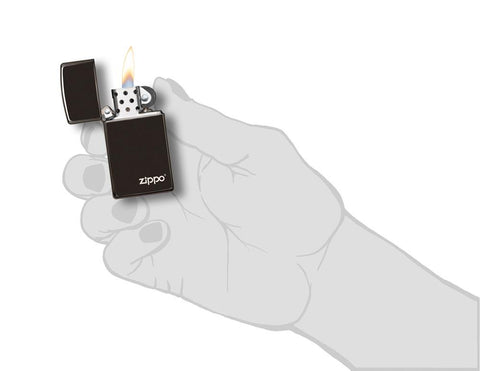 Widok z przodu zapalniczka Zippo Slim High Polish Chrome czarny model podstawowy z logo Zippo otwarta z płomieniem w stylizowanej dłoni