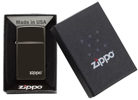 Widok z przodu zapalniczka Zippo Slim High Polish Chrome czarny model podstawowy z logo Zippo otwarta z płomieniem w otwartym opakowaniu prezentowym