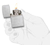 Widok z przodu zapalniczka Zippo chrom szczotkowany model podstawowy Linen Weave otwarta z płomieniem w stylizowanej dłoni