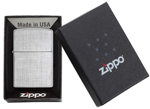 Widok z przodu zapalniczka Zippo chrom szczotkowany model podstawowy Linen Weave w otwartym opakowaniu prezentowym