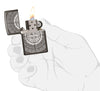 Widok z przodu zapalniczka Zippo Black Ice z kompasem otwarta z płomieniem w stylizowanej dłoni