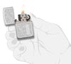 Widok z przodu zapalniczka Zippo High Polish Chrome ze wzorem weneckim i płytką na inicjały otwarta z płomieniem w stylizowanej dłoni