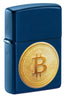 Zippo Feuerzeug Frontansicht ¾ Winkel in marineblau mit texturierter Abbildung von einem Bitcoin