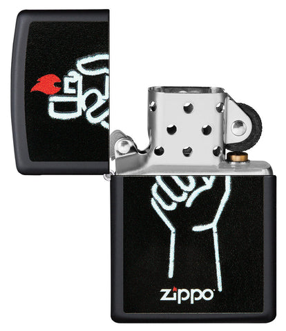 Zippo Feuerzeug Frontansicht schwarz matt geöffnet mit Abbildung von Zippo Feuerzeug in einer Hand und Zippo Logo
