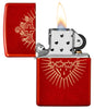 Zippo Feuerzeug Frontansicht Metallic Rot geöffnet und angezündet mit dem Heiligsten Herzens Jesu eingraviert