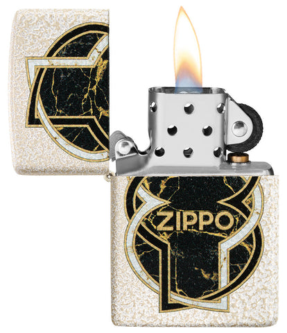 Zippo Feuerzeug Frontansicht geöffnet und angezündet in weißer Mercury Glass Optik mit schwarz gold marmorierter Form in der Mitte umschlungen von einer weißen und einer schwarzen Linie