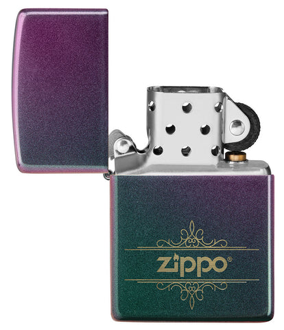 Zippo Feuerzeug Frontansicht Iridescent Matte geöffnet in grün blau lila mit verschnörkeltem Zippo Logo