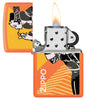 Zippo Feuerzeug Orange Matt mit rauchender Windy und Logo geöffnet mit Flamme