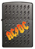 Widok z przodu zapalniczka Zippo Black Ice z logo AC/DC i małymi wygrawerowanymi błyskawicami 