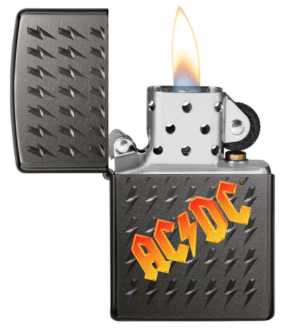 Widok z przodu zapalniczka Zippo Black Ice z logo AC/DC i małymi wygrawerowanymi błyskawicami otwarta z płomieniem
