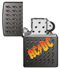Widok z przodu zapalniczka Zippo Black Ice z logo AC/DC i małymi wygrawerowanymi błyskawicami otwarta