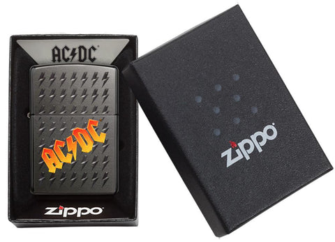 Widok z przodu zapalniczka Zippo Black Ice z logo AC/DC i małymi wygrawerowanymi błyskawicami w otwartym opakowaniu