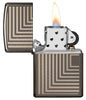 Zapalniczka Zippo z geometrycznymi liniami otwarta z płomieniem