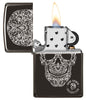 Zapalniczka Zippo czaszka z wygrawerowanych zawijasów otwarta z płomieniem