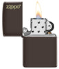 Zapalniczka Zippo matowa brązowa z logo Zippo otwarta z płomieniem