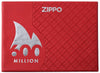 Zapalniczka Zippo 600 Million widok z przodu zamknięte luksusowe opakowanie w kolorze czerwonym z logo 600 Million otoczonym białym płomieniem