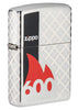 Zapalniczka Zippo 600 Million - widok z przodu pod kątem ¾ w polerowanym chromie, z grawerem laserowym 360° z nazwą zapalniczki otoczoną czerwonym płomieniem i czarnym paskiem z boku.