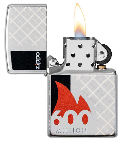 Zapalniczka Zippo 600 Million z przodu otwarta i zapalona w polerowanym chromie, z grawerem laserowym 360° z nazwą zapalniczki otoczoną czerwonym płomieniem i czarnym paskiem z boku.