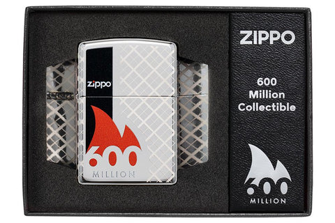 Zapalniczka Zippo 600 Million - widok z przodu w polerowanym chromie, z grawerem laserowym 360° z nazwą zapalniczki otoczoną czerwonym płomieniem i czarnym paskiem z boku, w ekskluzywnym pudełku upominkowym