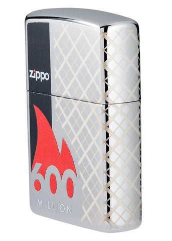 Zapalniczka Zippo 600 Million z boku pod kątem ¾ w polerowanym chromie z grawerem laserowym 360° z nazwą zapalniczki otoczoną czerwonym płomieniem i czarnym paskiem z boku.