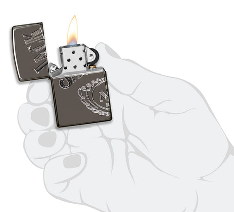 Zippo Feuerzeug grau glänzend mit Jack Daniel's Logo über drei Seiten geöffnet mit Flamme in stilisierter Hand