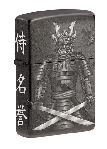 Widok z przodu kąt 3/4 zapalniczka Zippo czarna błyszcząca z samurajem ze skrzyżowanymi mieczami i japońskimi napisami po bokach