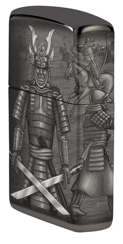 Widok z boku zapalniczka Zippo czarna błyszcząca z samurajem ze skrzyżowanymi mieczami