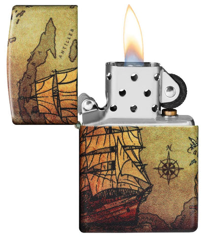 Widok z przodu zapalniczka Zippo White Matte 540° Color Image z piracką mapą i statkiem otwarta z płomieniem