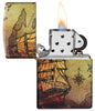 Widok z przodu zapalniczka Zippo White Matte 540° Color Image z piracką mapą i statkiem otwarta z płomieniem