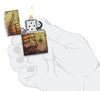 Widok z przodu zapalniczka Zippo White Matte 540° Color Image z piracką mapą i statkiem otwarta z płomieniem w stylizowanej dłoni