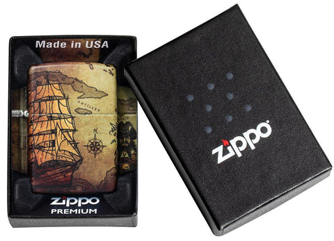 Widok z przodu zapalniczka Zippo White Matte 540° Color Image z piracką mapą i statkiem w otwartym opakowaniu prezentowym