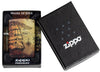 Widok z przodu zapalniczka Zippo White Matte 540° Color Image z piracką mapą i statkiem w otwartym opakowaniu prezentowym