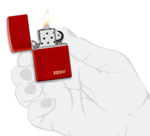 Zapalniczka Zippo Metallic Red Grawerowana z logo Zippo, otwierana płomieniem w stylizowanej dłoni