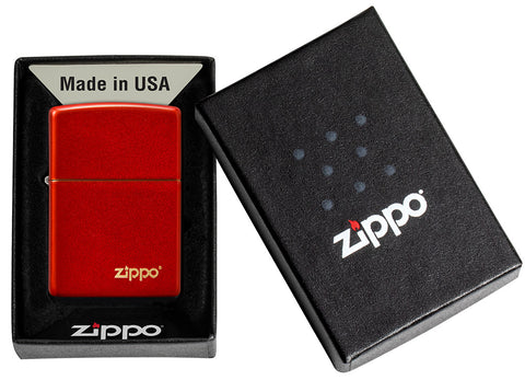 Zapalniczka Zippo metaliczna czerwona z wygrawerowanym logo Zippo w otwartym opakowaniu