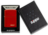 Zapalniczka Zippo metaliczna czerwona z wygrawerowanym logo Zippo w otwartym opakowaniu
